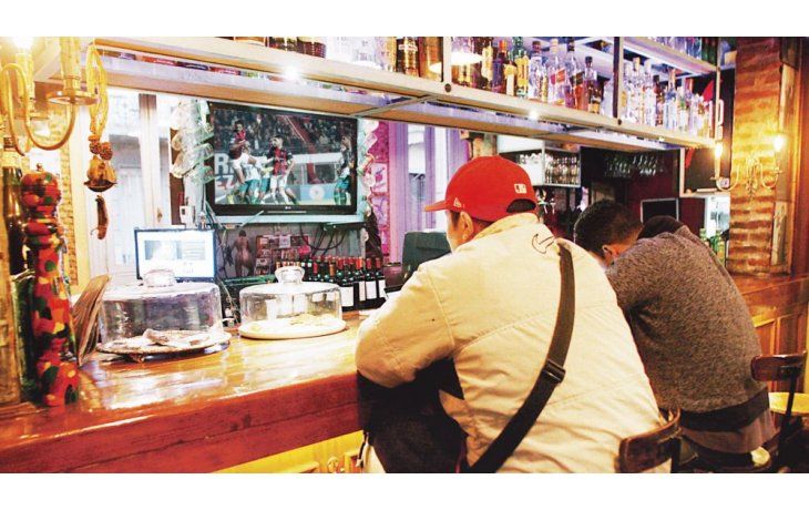 Televisiones al frente. En San Telmo los bares esperan con ansias el comienzo del torneo local. Creen que podrá traer alivio a uno de los sectores más castigados por la pérdida del poder adquisitivo y la caída del consumo.