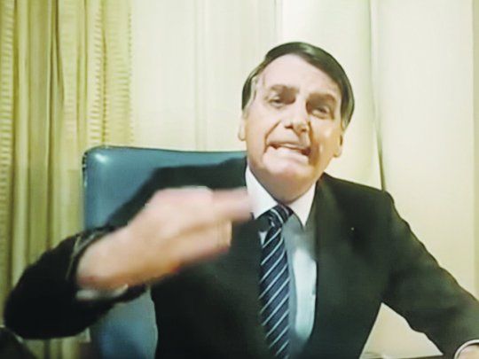 Solo en la madrugada. Un Jair Bolsonaro indignado refut&oacute; a los gritos la denuncia de TV Globo desde Arabia Saudita en un video que grab&oacute; a primera hora de ayer.