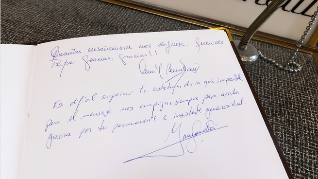 El presidente Yamandú Orsi le dedicó una despedida a José Mujica en el libro de condolencias.