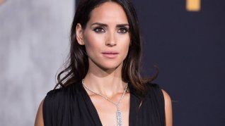 Es hija del famoso artista y la rompe en Hollywood. Es hija del famoso artista y la rompe en Hollywood.