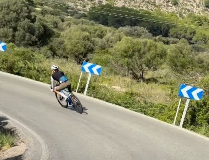 Colapinto recorrió una ruta montañosa en bicicleta y luego sorprendió jugando al pádel junto a Bizarrap, enfrentando nada menos que a Fernando Belasteguín. Colapinto recorrió una ruta montañosa en bicicleta y luego sorprendió jugando al pádel junto a Bizarrap, enfrentando nada menos que a Fernando Belasteguín.