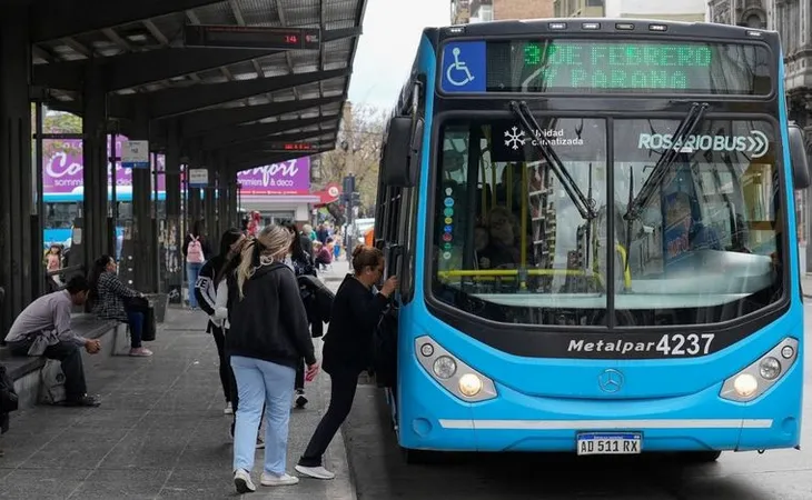 Las primeras pruebas serán en colectivos de localidades del interior del país. 