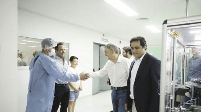 foco. “Estamos poniendo en marcha la primera fábrica de jeringas de la Argentina aquí, en Córdoba; vamos a exportar primero a países vecinos y luego al mundo”, dijo el gobernador Juan Schiaretti durante la inauguración.
