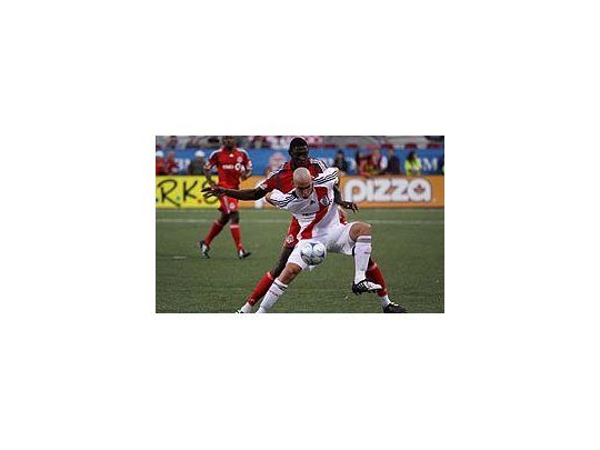 Pelada. La calvicie demuestra el debut de Gil como delantero de River.