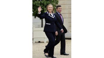 Hillary Clinton antes de entrevistarse con el presidente francés, Francois Hollande.