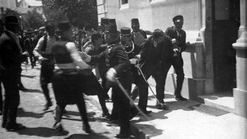 Fotografía del momento de la captura de&nbsp;Gavrilo Princip&nbsp;tras el magnicidio, cuya veracidad, sin embargo, está discutida por algunos estudiosos.