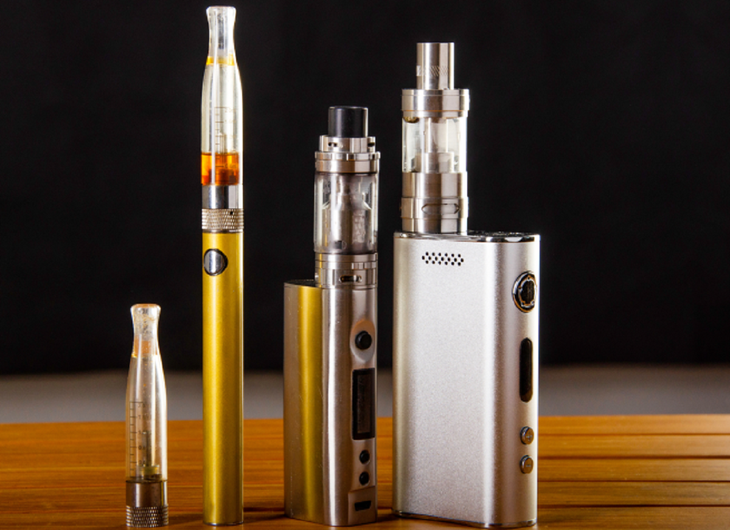 Los dispositivos de vapeo calientan líquidos con nicotina y glicerina vegetal para producir vapor inhalable, ofreciendo una alternativa menos dañina al cigarrillo tradicional Los dispositivos de vapeo calientan líquidos con nicotina y glicerina vegetal para producir vapor inhalable, ofreciendo una alternativa menos dañina al cigarrillo tradicional