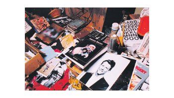 La gigantesca instalación que se exhibe en la Dublin Gallery alberga, de la manera caótica en que lo rodeaban, los alrededor de 7000 objetos  que tenía Bacon en su estudio de la casa londinense donde vivió hasta su muerte en 1992.