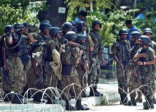 Pakistán: más de 60 muertos en asalto a la Mezquita Roja de Islamabad (foto 1)