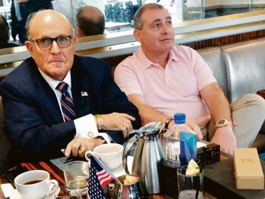 Colaboración. Rudolph Giuliani y Lev Parnas compartieron un café el 20 de septiembre en el Trump International Hotel en Washington.