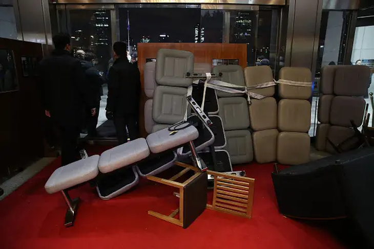 Los parlamentarios “barricaron” el ingreso al Congreso, hasta que Yun no anunciara que daba marcha atrás con la Ley Marcial. Los parlamentarios “barricaron” el ingreso al Congreso, hasta que Yun no anunciara que daba marcha atrás con la Ley Marcial.