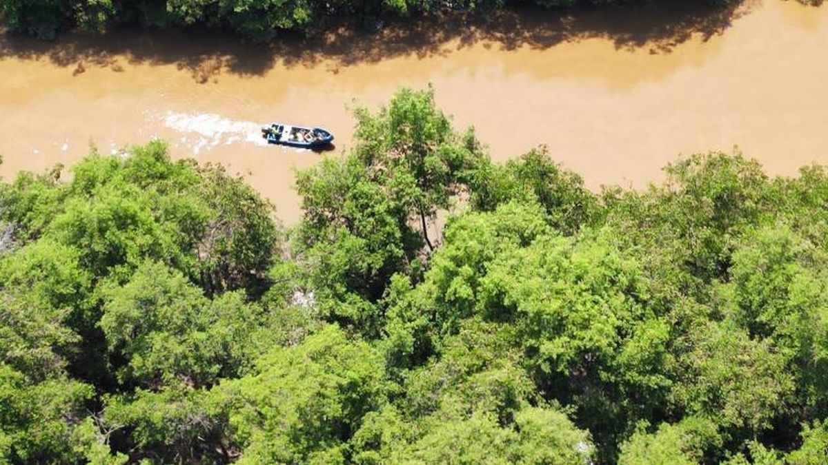 Armed men arrived by boat at a port and killed 9 people