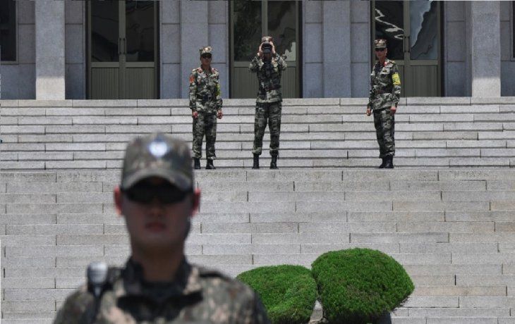 Soldados de Corea del Norte en lo zona desmilitarizada.