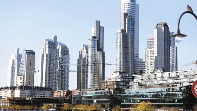 Mercado. En Argentina los precios de los inmuebles bajaron mucho el último año, debido a la gran cantidad de oferta disponible. Sin embargo, hay zonas que siguen figurando entre las más caras de la región.