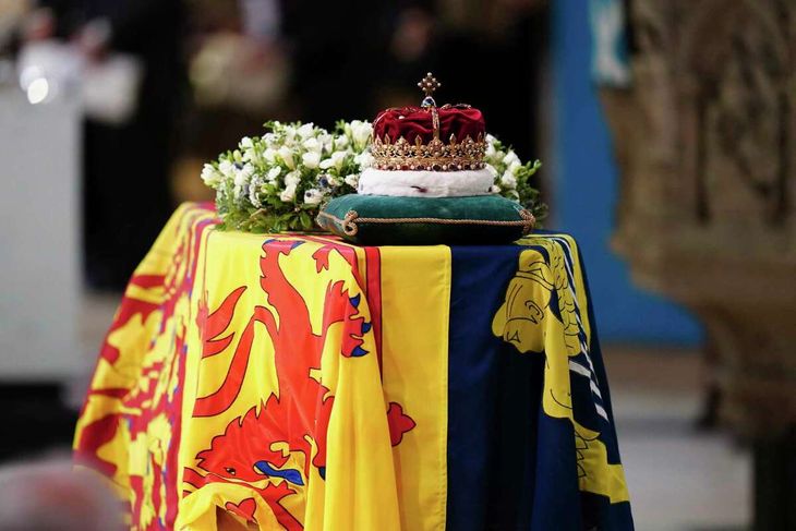 Elizabeth II's coffin covered with the Scottish Royal Standard, a white wreath and the Crown of Scotland.