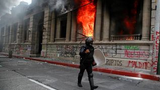 caos en guatemala: militares retirados, armados con machetes, asaltaron el congreso