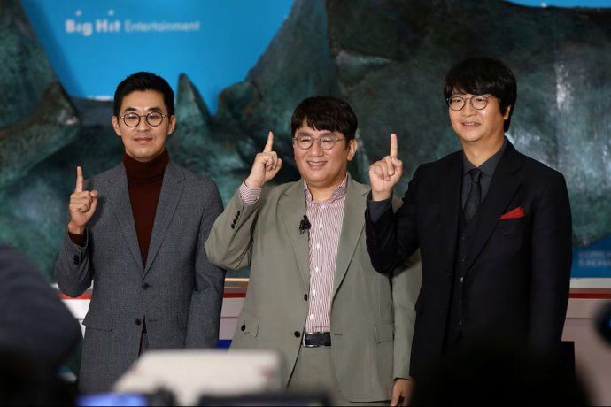 Su compañía domina el mercado del k-pop en Corea del Sur. Su compañía domina el mercado del k-pop en Corea del Sur.