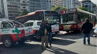 El choque entre dos colectivos en 9 de Julio y Santa Fe provocó un caos en el tránsito&nbsp;