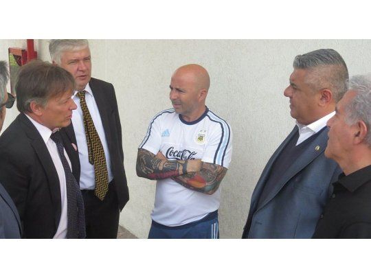 Sampaoli también estuvo junto a la comitiva rusa con el objetivo de conocer el estado de las instalaciones donde se alojará la Selección durante el Mundial (Foto: @Argentina).
