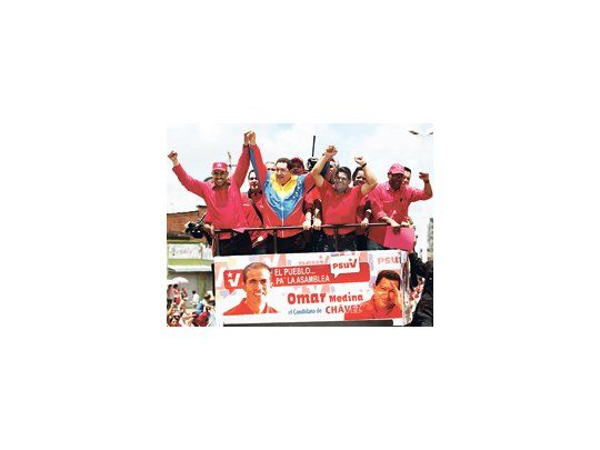 Hugo Chávez participó el sábado de una caravana del Partido Socialista Unido de Venezuela en el estado de Anzoátegui. La inseguridad y la inflación amenazan una victoria tan holgada como en ediciones anteriores.