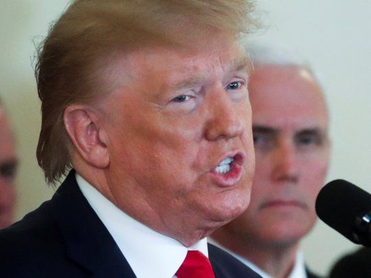 Lo inmediato y lo permanente. Donald Trump le quitó ayer fuego al conflicto con Irán, mientras parte de la población persa festejaba el ataque a bases de EE.UU. Pero la zona sigue siendo un avispero de fuerzas en pugna.