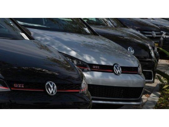 Vuelven a allanar oficinas de Volkswagen en Alemania por caso de emisiones