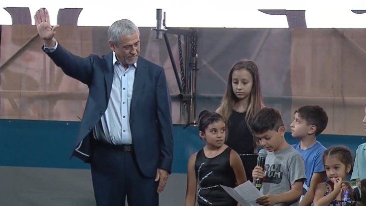 A Ferraresi le tomaron juramento los niños de Avellaneda. 