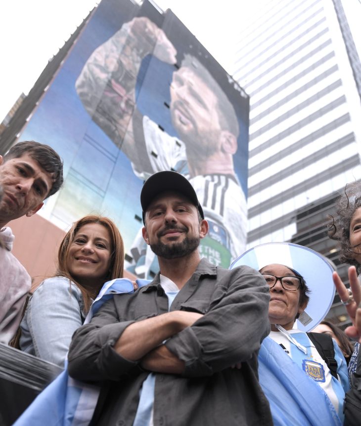 Martín Ron, el autor del nuevo mural de Messi en la Ciudad. Martín Ron, el autor del nuevo mural de Messi en la Ciudad. 
