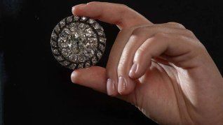 Un broche que Napolén Bonaparte perdió en Waterloo se vendió en más de 4 millones de dólares. Un broche que Napolén Bonaparte perdió en Waterloo se vendió en más de 4 millones de dólares.