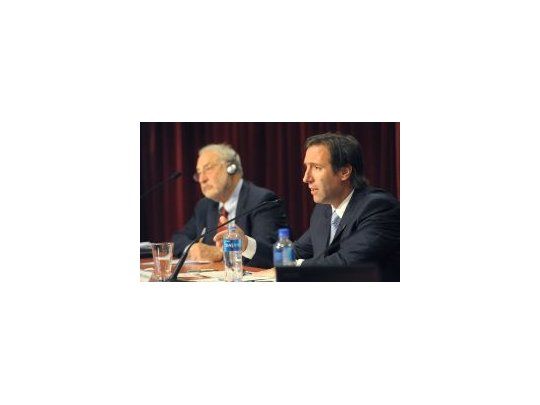 El ministro de economía Hernán Lorenzino junto a Joseph Stiglitz, Nobel en 2001.