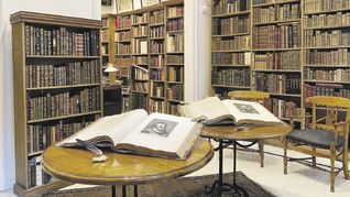 la biblioteca. El miércoles tendrá lugar la primera mesa redonda.