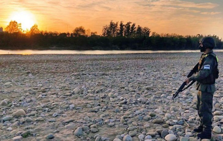 Fuerzas de seguridad controlan la frontera. Fuerzas de seguridad controlan la frontera.