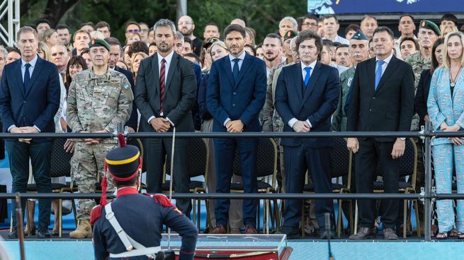 Javier Milei encabeza en San Lorenzo la ceremonia de entrega del sable corvo de San Martín al Regimiento de Granaderos.