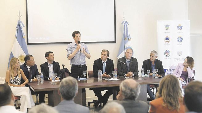 energía. El ministro de Interior, Wado de Pedro, ayer al participar en la reunión del Parlamento patagónico.