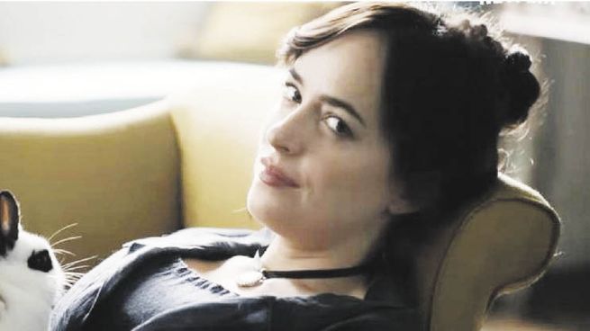 dAKOTA JOHNSON. La mirada irónica con que le habla al espectador.