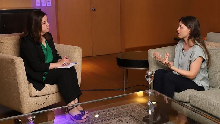 La investigadora en la fundación Fundar, Elisabeth Möhle (derecha), encabezó el panel de cierre de Ámbito Debate sobre Desarrollo Sostenible, que giró en torno al avance de la transición energética a nivel global y contó con la moderación de la editora en jefe de Ámbito, Maricel Spini (izquierda). La investigadora en la fundación Fundar, Elisabeth Möhle (derecha), encabezó el panel de cierre de Ámbito Debate sobre Desarrollo Sostenible, que giró en torno al avance de la transición energética a nivel global y contó con la moderación de la editora en jefe de Ámbito, Maricel Spini (izquierda).