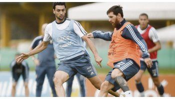 El más grande. Lionel Messi gambetea ante la marca de Javier Pastore, en la primera práctica de la selección.