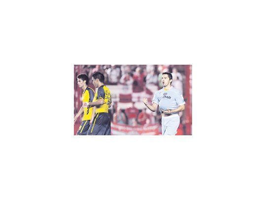 Santiago Salcedo se embaraza de gol. El paraguayo fue el gran protagonista del triunfo de Argentinos Juniors.