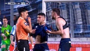 El curioso penal que le cobraron a Racing: quedó sin camiseta y lo iban a amonestar, pero lo salvo el VAR