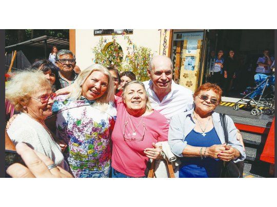 Socia. Elisa Carrió ayer participó en el Jardín Japonés de un encuentro con la bancada Vamos Juntos, convocado por H. R. Larreta.