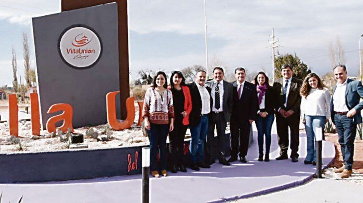 Caciques. El riojano Ricardo Quintela puso el acelerador y salió a la caza del respaldo de los intendentes de todos los departamentos.