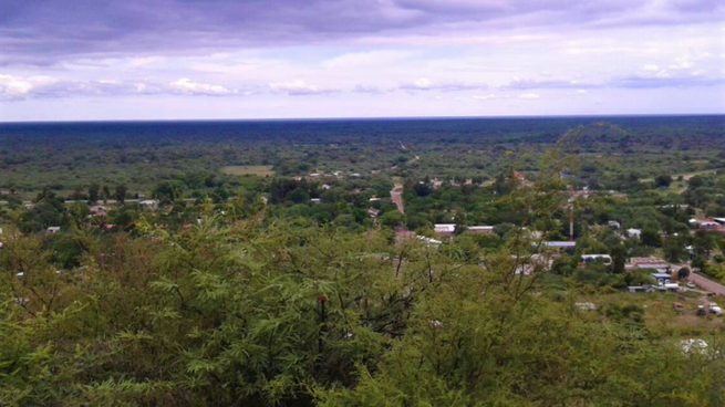 Un lugar rodeado de montañas y vegetación