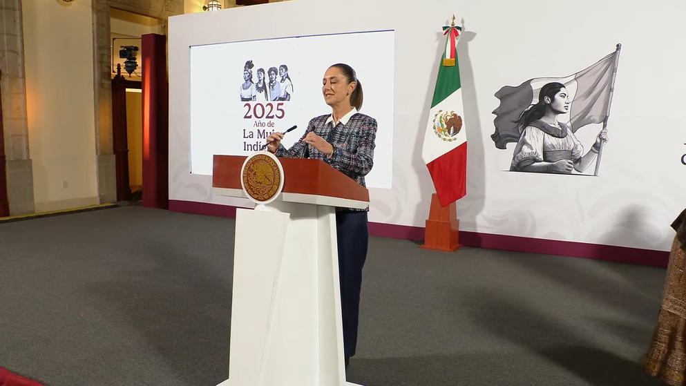 Claudia Sheinbaum habla en una nueva Mañanera del Pueblo desde el Palacio Nacional.