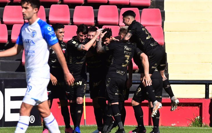 Colón se prende en la lucha de arriba.