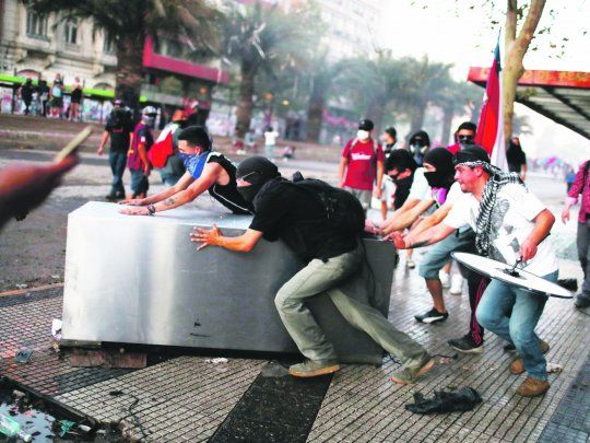 RESISTENCIA. Grupos de j&oacute;venes segu&iacute;an en la calle para reclamar la renuncia del presidente Sebasti&aacute;n Pi&ntilde;era. Desde el Gobierno creen que las protestas se reducir&aacute;n con el correr de los d&iacute;as.