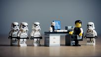 overworking, busquedas laborales, y el algoritmo que despide aleatoriamente