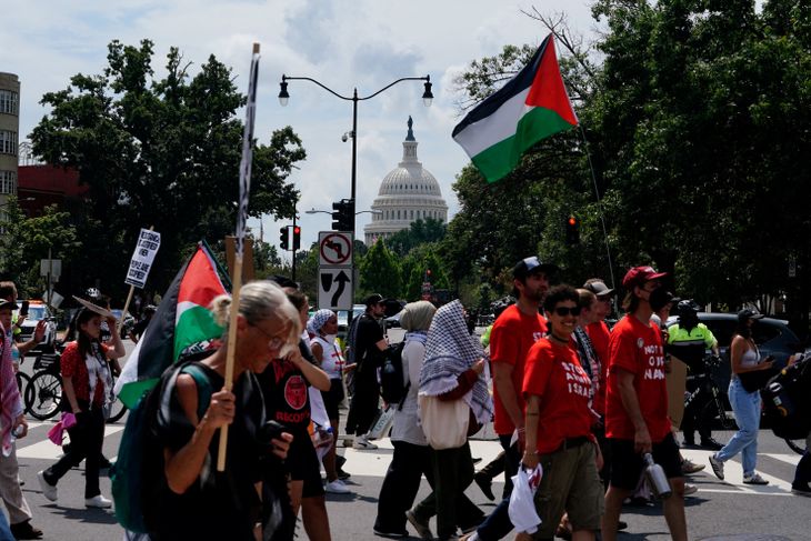 Protesta a favor de Palestina en las afueras del Congreso de EEUU durante el discurso de Netanyahu. Protesta a favor de Palestina en las afueras del Congreso de EEUU durante el discurso de Netanyahu.