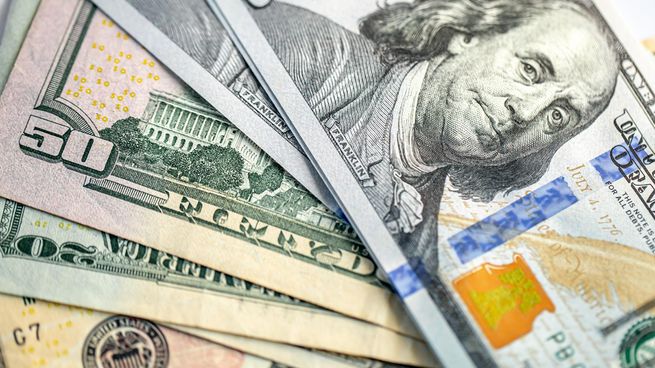 El dólar se alejó del techo de la banda.