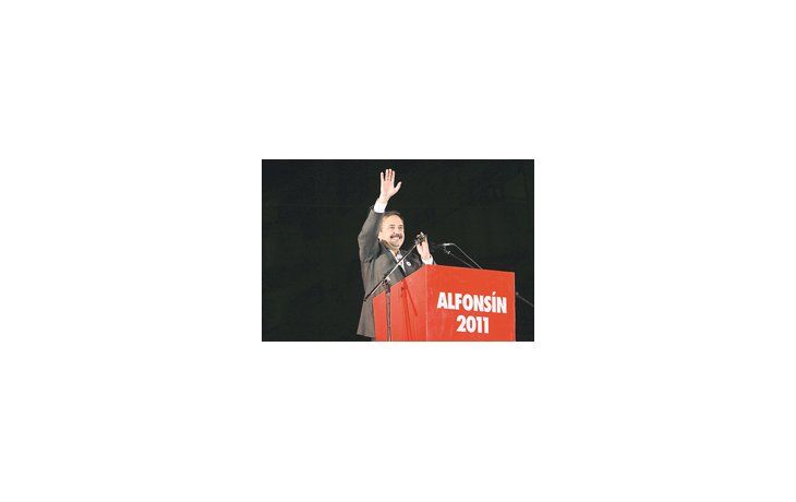 ámbito.com | Ricardo Alfonsín tuvo su acto de lanzamiento el viernes en Avenida de Mayo, multitudinario para estos tiempos. En ese momento, la Convención partidaria se caía por falta de quórum.