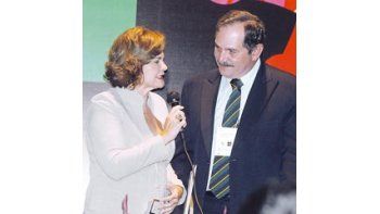 El gobernador recibe el mando de manos de la gobernadora del estado de Pará, Ana Julia Carepa.